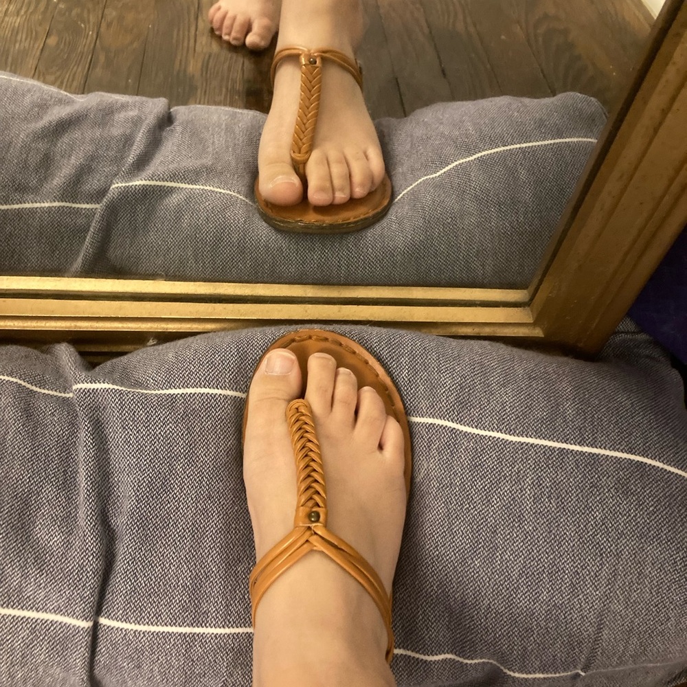 AMERICAN EAGLE sandals - Size 6 - tan - thong